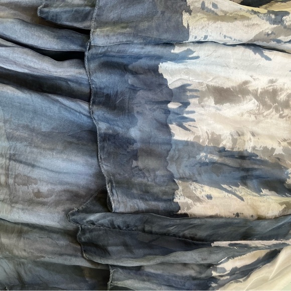 100% silk dress made in Italy, One of a kind piece. It’s beautifully made - Picture 2 of 5